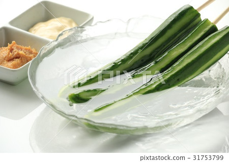 Whole Pickled Cucumbers  31753799