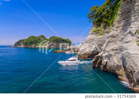 [Shizuoka Prefecture] Boats from the sea and skylight windows in Nishiizu Dogashima 31754369