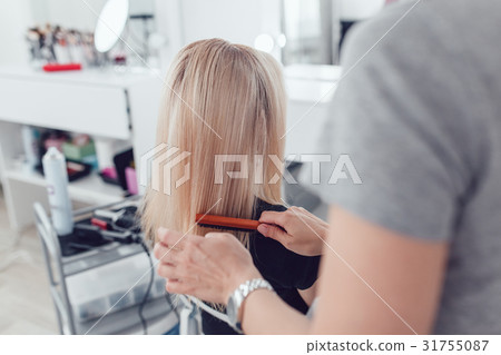 Hair-stylist by hair combs girl hair in beauty Hair-stylist by hair combs girl hair in beauty 31755087