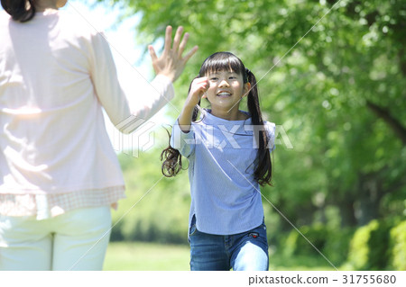 A girl who rushes over to her mother A girl who rushes over to her mother 31755680