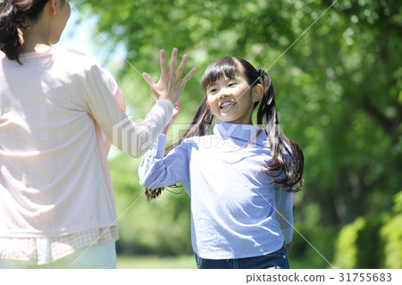 A girl who rushes over to her mother 31755683