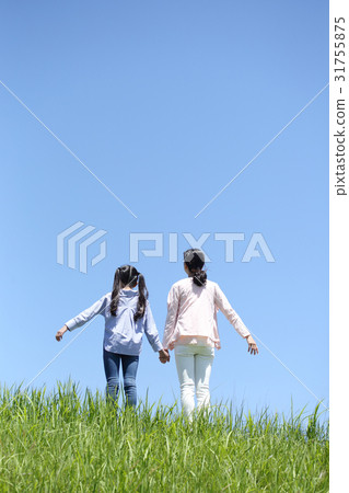 Blue sky and parent and child 31755875
