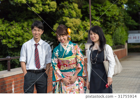 Women and their families wearing kimono 31755914