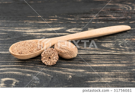Nutmeg powder in spoon 31756081