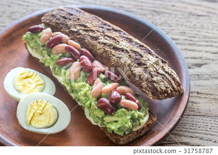 Sandwich with smashed avocado and kidney beans Sandwich with smashed avocado and kidney beans 31758787