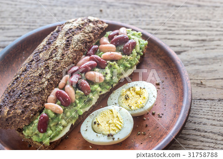Sandwich with smashed avocado and kidney beans 31758788