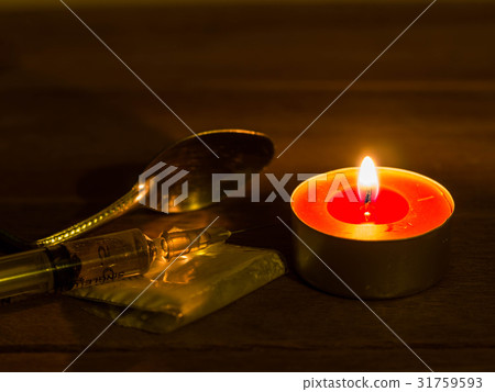 Cocaine inserts are placed on a wooden table 31759593