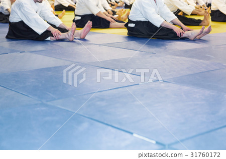 People practice Aikido People practice Aikido 31760172