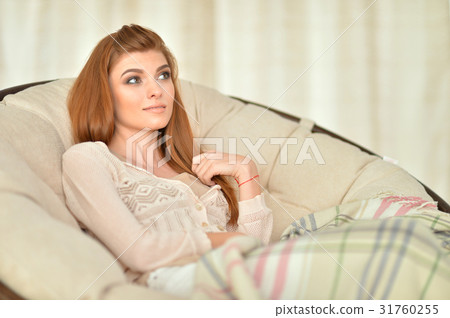 beautiful young woman 31760255