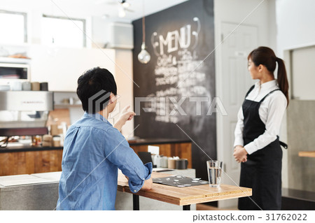 一個女人在一家咖啡館工作 31762022