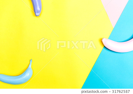 Painted bananas on a split tone background 31762587