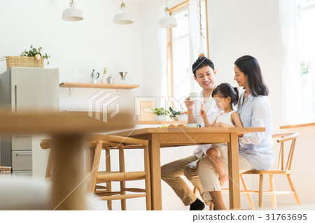 Family breakfast 31763695