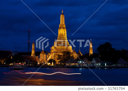 Twilight view of Wat Arun during sunset in Bangkok 31765704