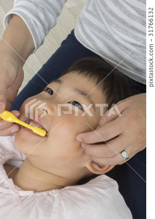 Mom who helps brush teeth 31766132