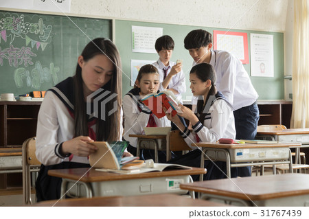 在假日期間，高中學生觀看參考書 31767439