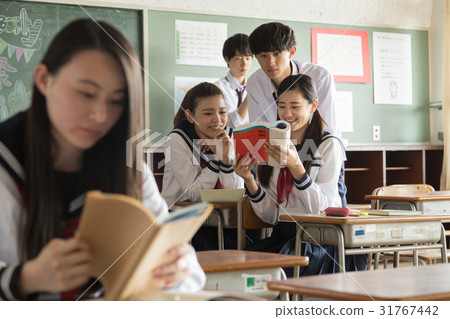 在假日期間，高中學生觀看參考書 31767442