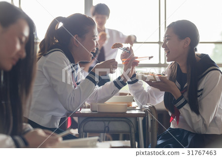 在教室裡吃午飯的高中生 31767463