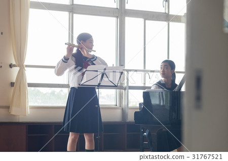 學校女孩練習長笛 31767521