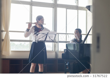 學校女孩練習長笛 31767522