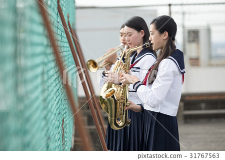 在屋頂上練習樂器的學校女生 31767563