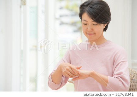 中間女性繪畫手奶油 31768341
