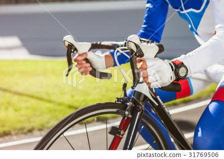 Sports man using his watch app for fitness tracking. 31769506