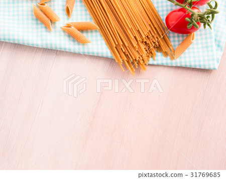 Whole grain pasta with raw fresh tomatoes Whole grain pasta with raw fresh tomatoes 31769685