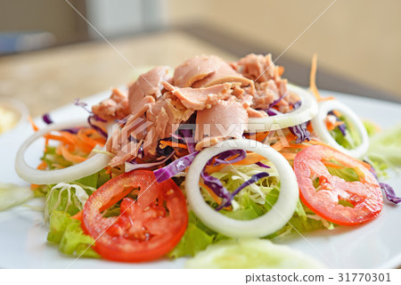 Tuna and vegetable salad 31770301