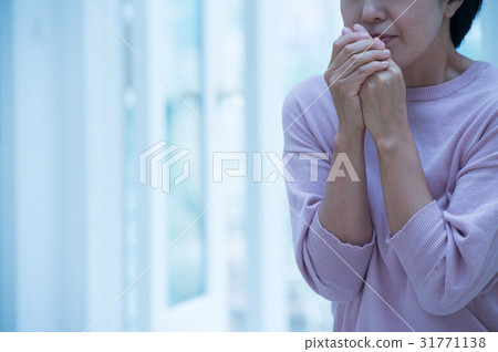 A woman with cold chills 31771138