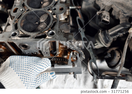 measurement of the diameter of the pin. Camshaft 31771256