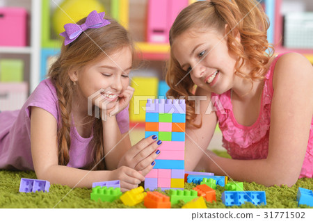 Girls playing with blocks Girls playing with blocks 31771502