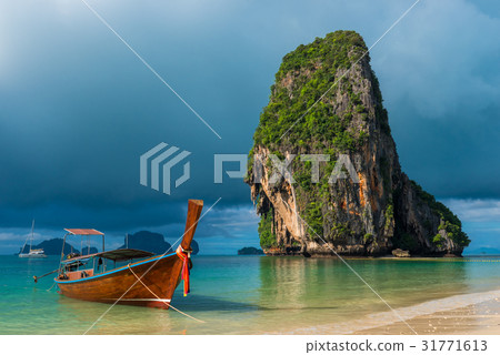 Traditional wooden Thai boat near the shore 31771613