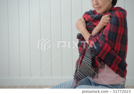 Cold woman air conditioner coldness 31772023