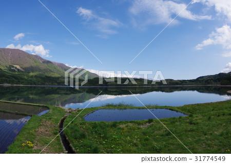 在Azumino地區的北端信州湖青木湖早春稻田和白馬嶺線Nishina Nishina最北端的Lake Lake透明度和深 在Azumino地區的北端信州湖青木湖早春稻田和白馬嶺線Nishina Nishina最北端的Lake Lake透明度和深 31774549