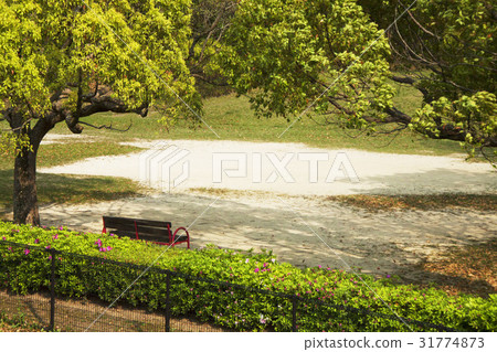Bench 31774873