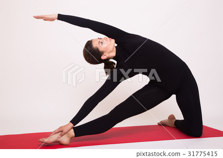 Beautiful athletic girl in black suit doing yoga 31775415