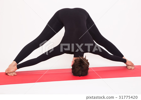 Beautiful athletic girl in black suit doing yoga 31775420