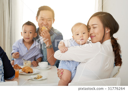Family Breakfast in Sunlight Family Breakfast in Sunlight 31776264