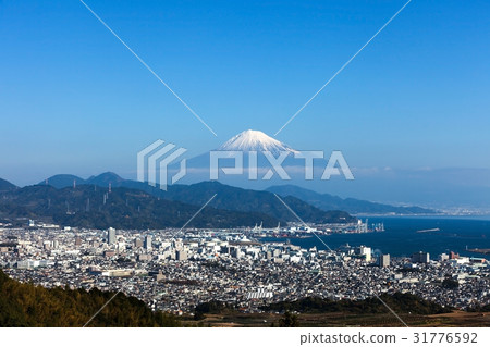 Mountain Fuji and city beach in morning 31776592