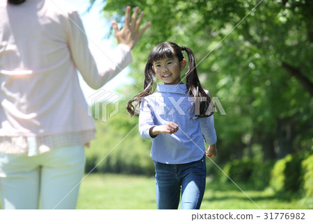 一個衝到她母親身邊的女孩 一個衝到她母親身邊的女孩 31776982