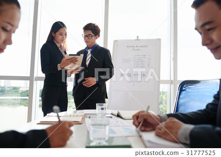 Business team Wrapped up in Work 31777525