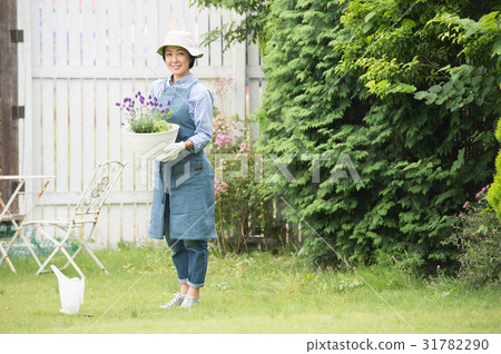 一個女人享受園藝 31782290