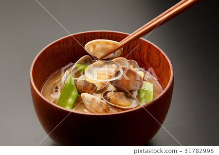 Clam miso soup 31782998