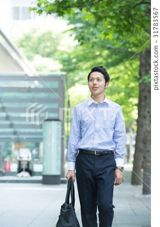 走在辦公室鎮的商人 31783567