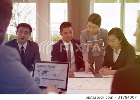 Photo Gradient Style with Business Discussion Meeting Presentation Briefing Photo Gradient Style with Business Discussion Meeting Presentation Briefing 31784007