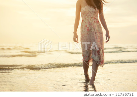 Happy asia woman Enjoying Beautiful Sunset  Beach 31786751