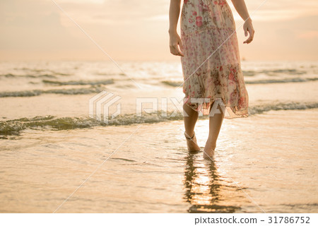 Happy asia woman Enjoying Beautiful Sunset Beach Happy asia woman Enjoying Beautiful Sunset Beach 31786752