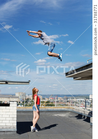 Couple of roofers in love 31788771