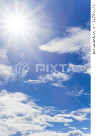 太陽 光芒 閃爍 閃耀 直幅 藍天 白雲 背景 太陽 光芒 閃爍 閃耀 直幅 藍天 白雲 背景 31790179
