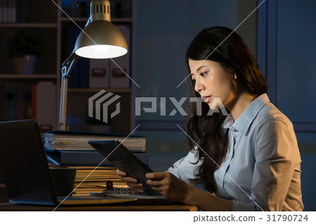 asian business woman use digital tablet asian business woman use digital tablet 31790724
